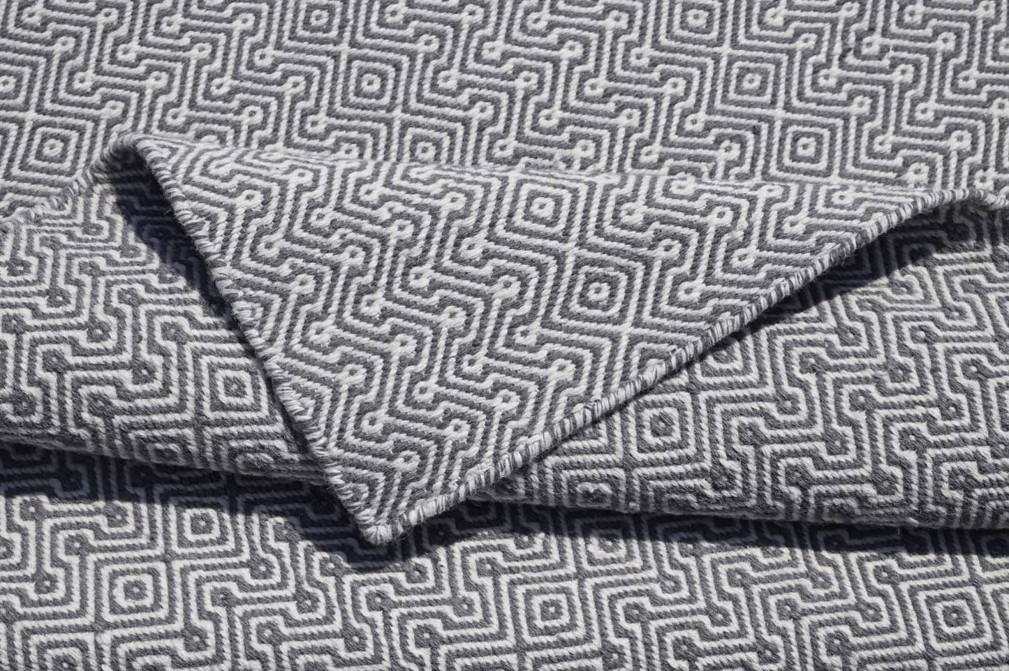 Hand-woven modern Kilim 180x120cm | Rug# 31427