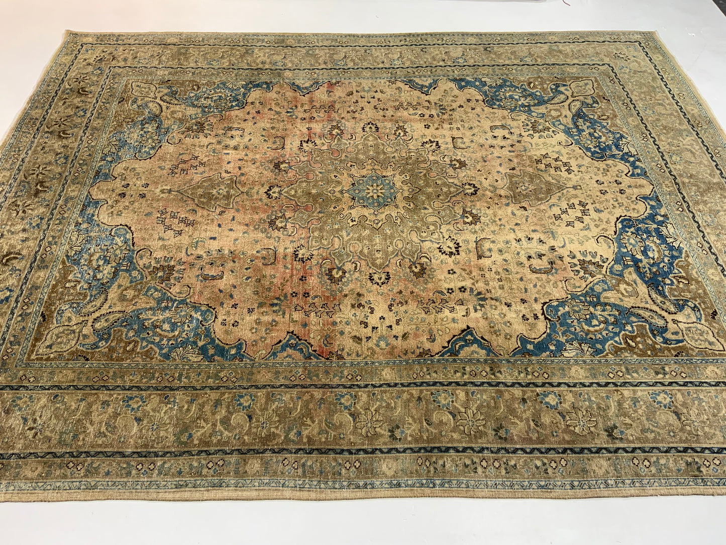 Vintage-Distressed and overdue Persian rug, wool pile, low pile 375x294cm | Rug# 10640A
