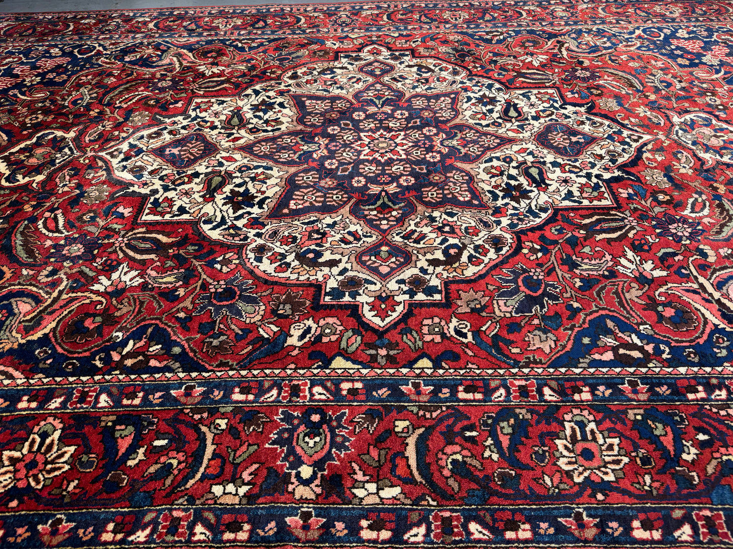 Chaleh-shotor Bakhtiar design double wefts 332x210cm | Rug# 4028