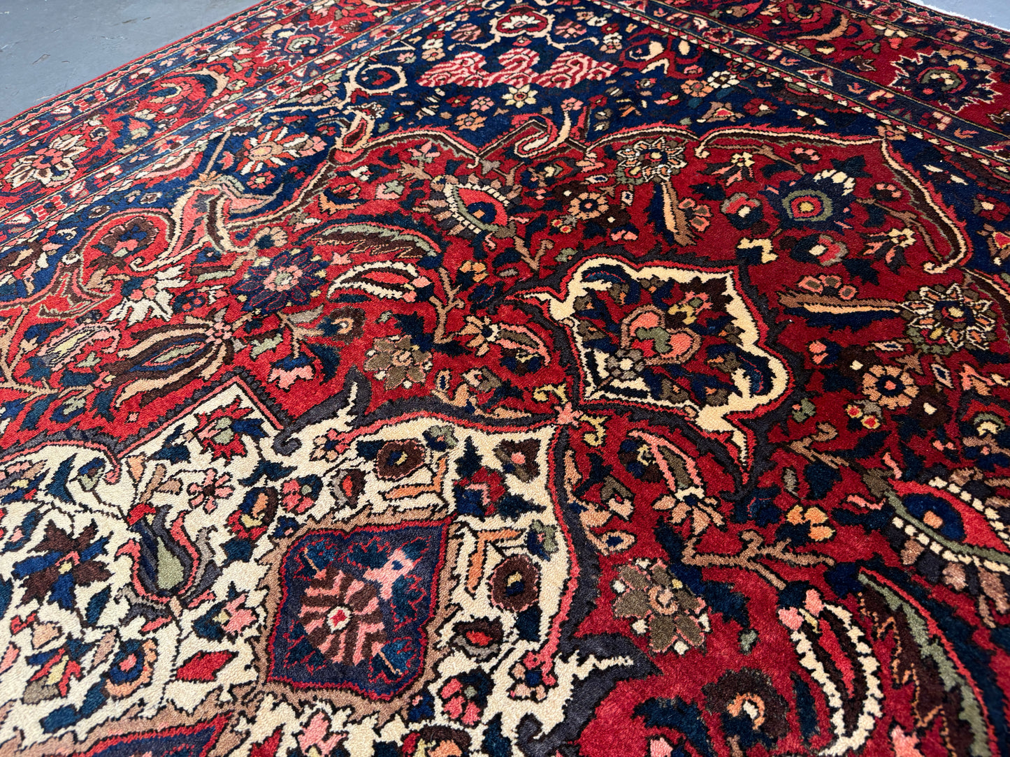 Chaleh-shotor Bakhtiar design double wefts 332x210cm | Rug# 4028