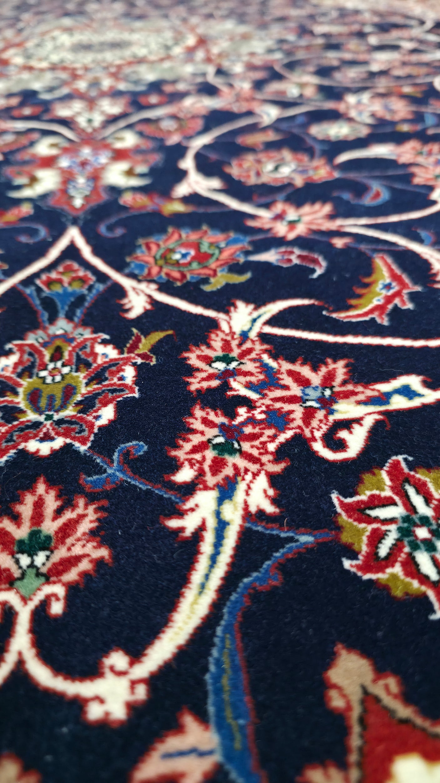Extremely fine unique Isfehan, Valizadeh signature 240x151 cm | Rug# 4430
