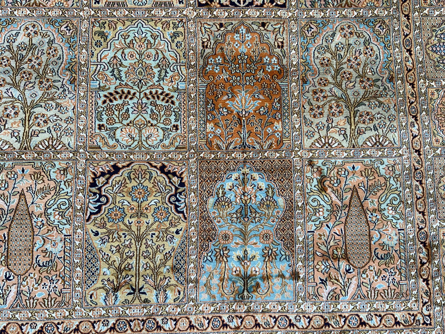 Fine Srinagar, 100% silk pile on a cotton warp  316x219 cm | Rug# 31228