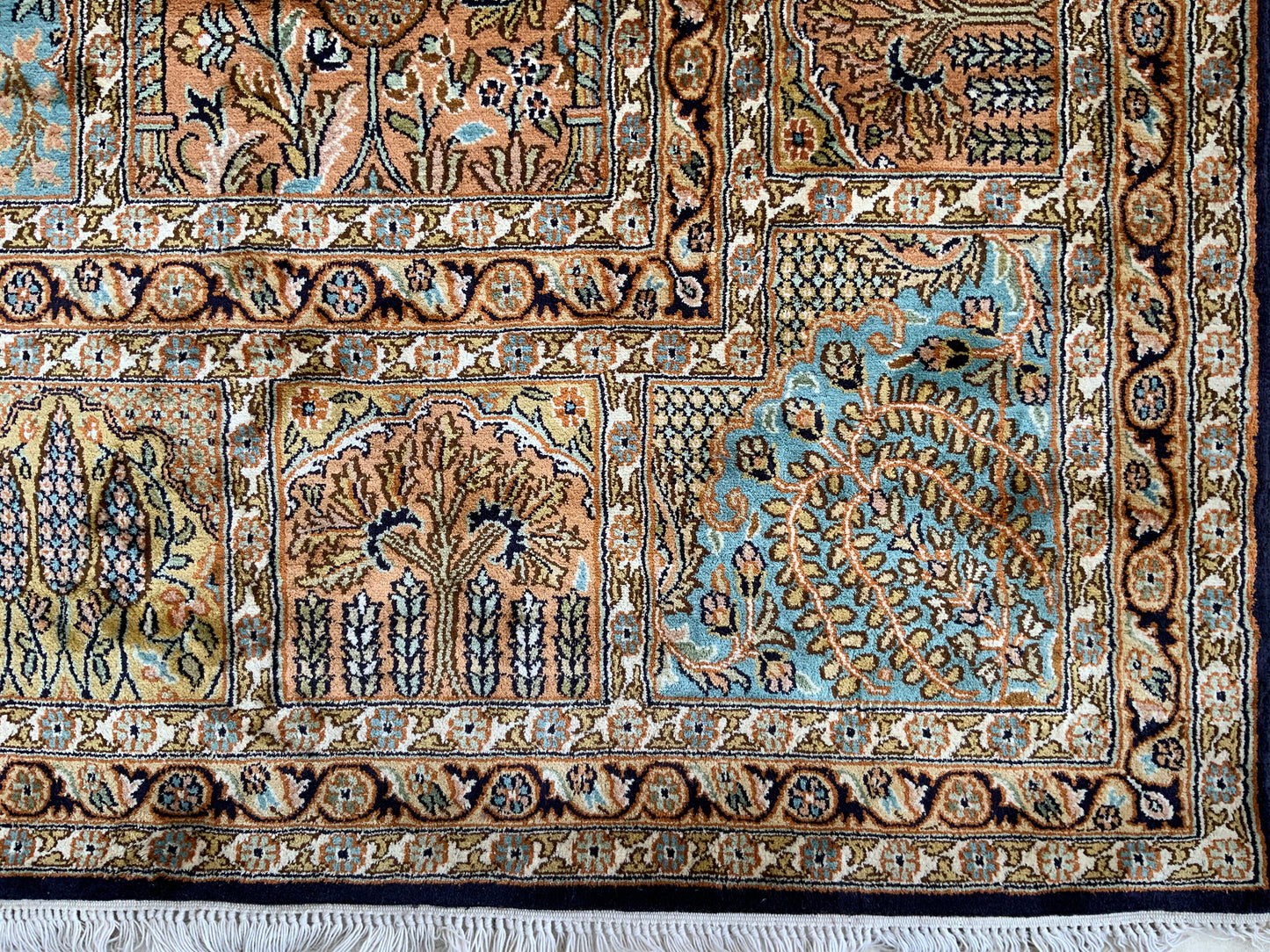 Fine Srinagar, 100% silk pile on a cotton warp  316x219 cm | Rug# 31228