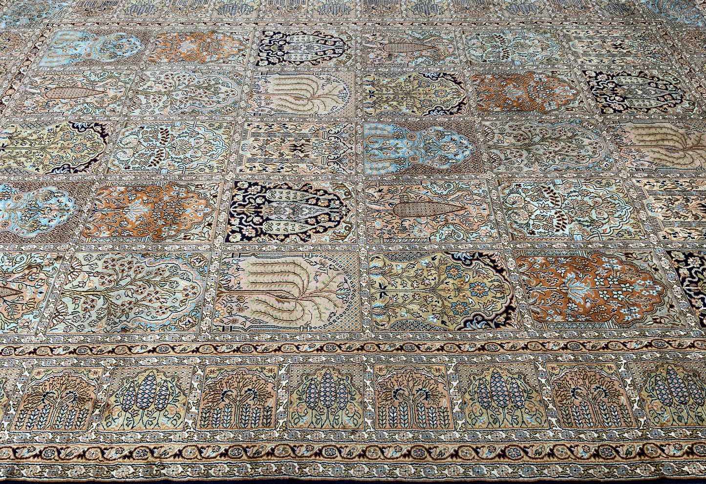 Fine Srinagar, 100% silk pile on a cotton warp  316x219 cm | Rug# 31228
