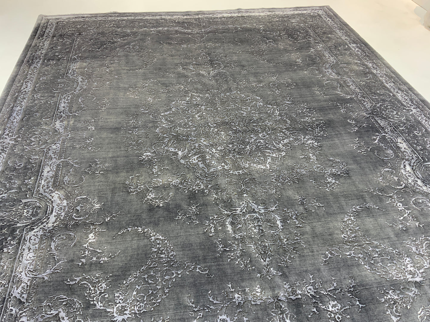 Loom rug woven with fine wool and bamboo silk pile  386x302 cm  | Rug# 10677