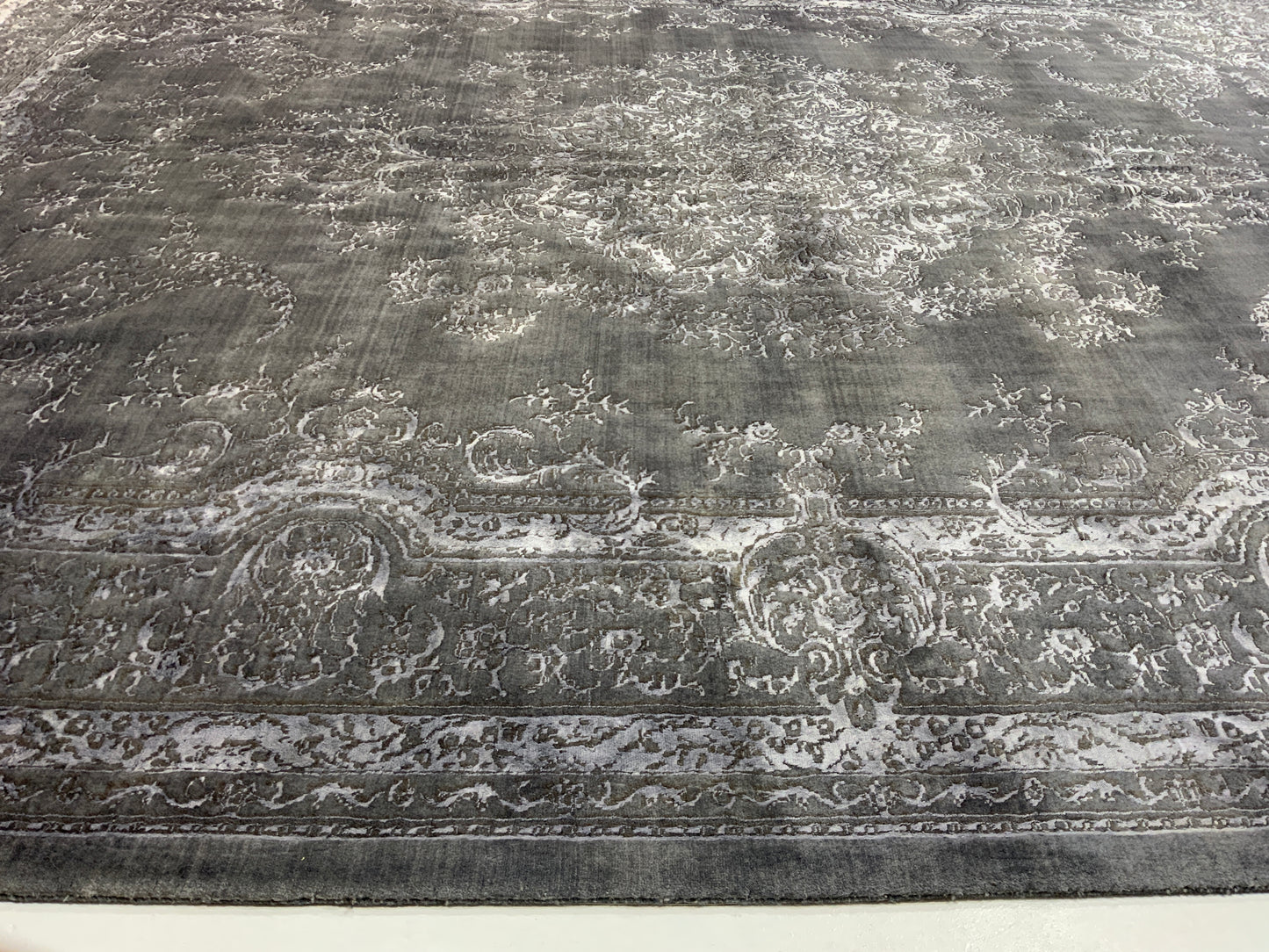 Loom rug woven with fine wool and bamboo silk pile  386x302 cm  | Rug# 10677