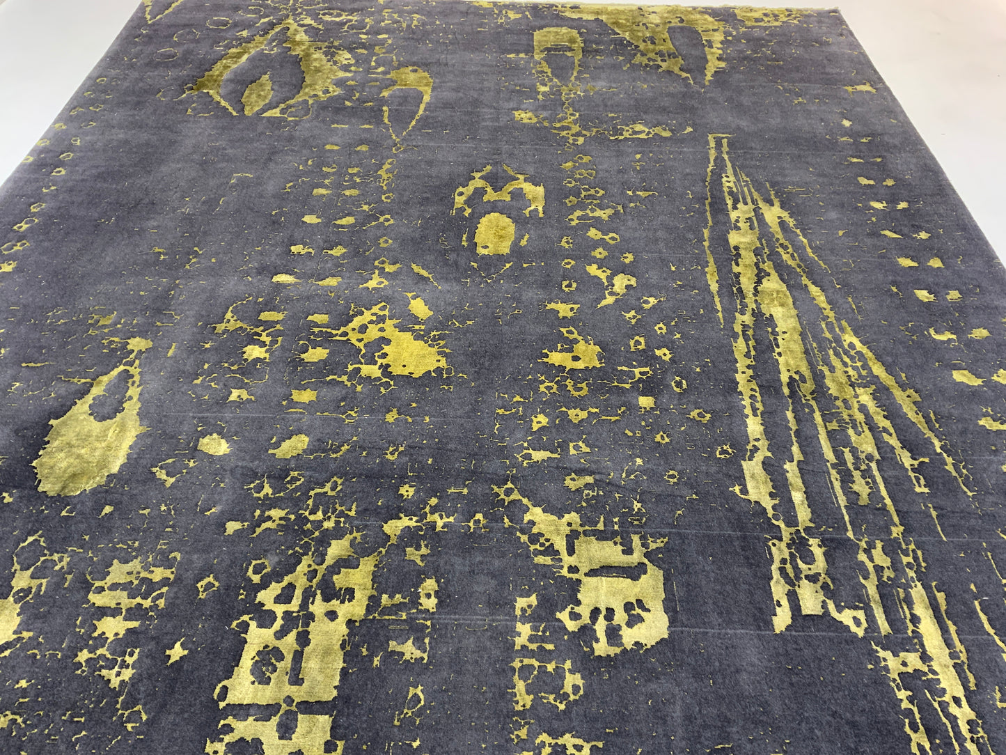 A Jakard-loom rug woven with fine Persian wool and bamboo silk pile  390x298cm | Rug# 10678