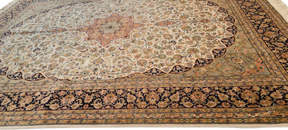 Rug made with 100% silk pile  silk weaving tradition of Kashmir 217×156 cm| Rug# 30665