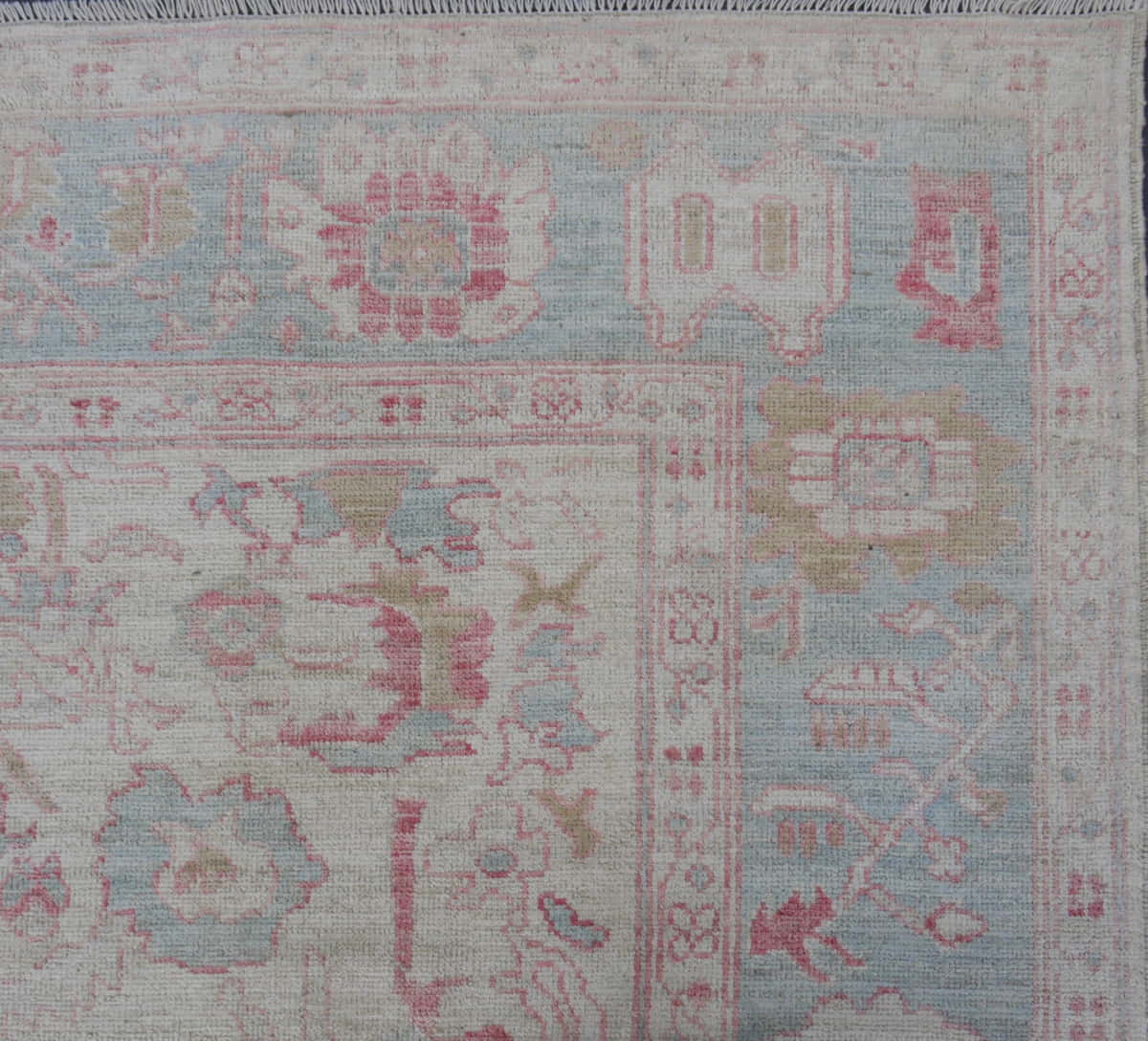 Classic rug in 17th-C Oushak design, organic dyes, 304x242cm | Rug# 26188