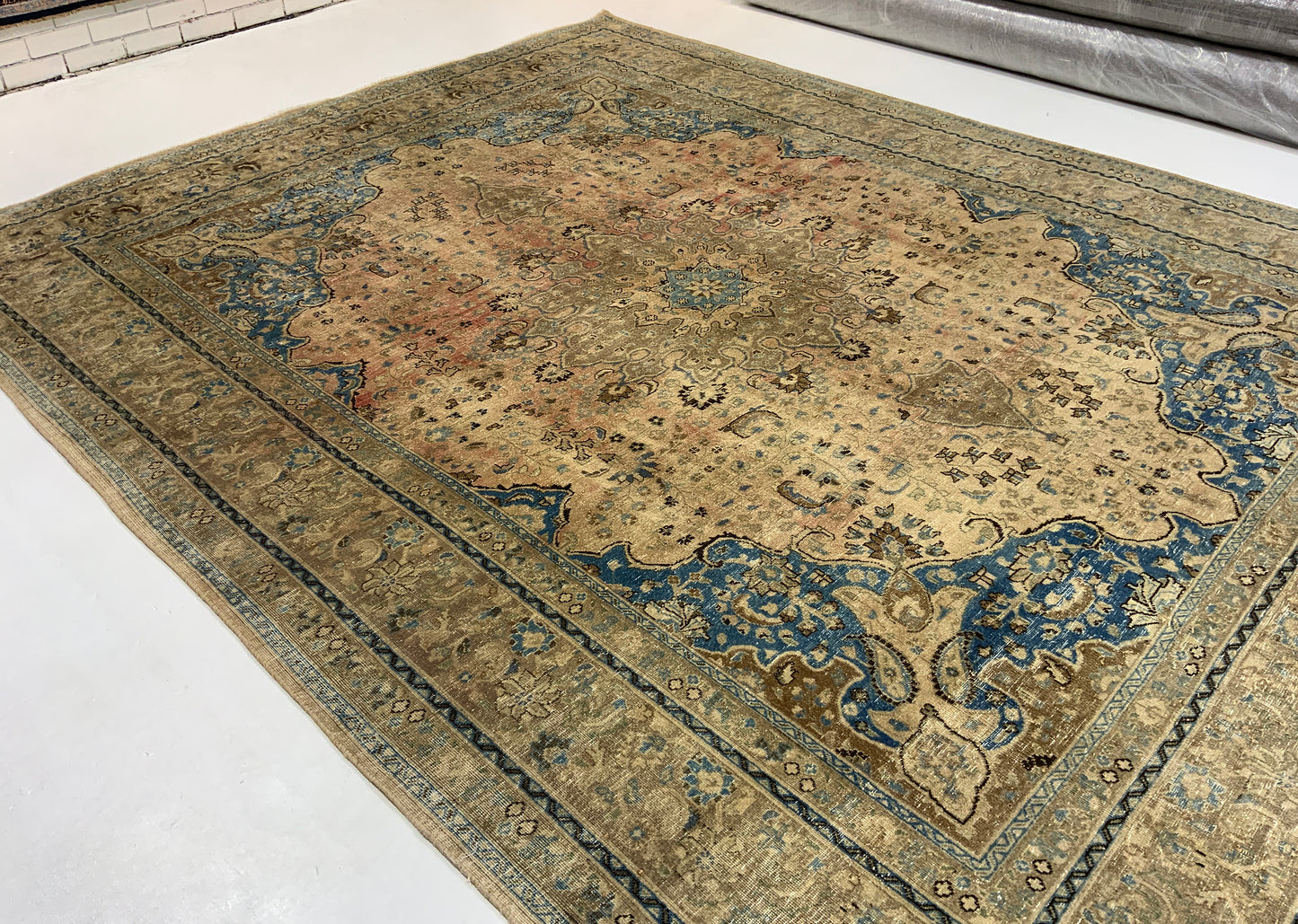 Vintage-Distressed and overdue Persian rug, wool pile, low pile 375x294cm | Rug# 10640A
