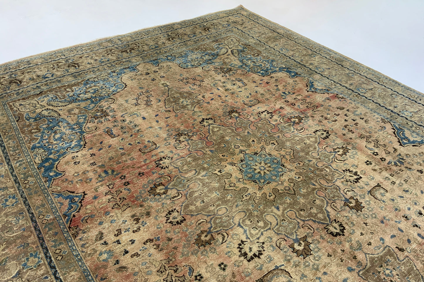 Vintage-Distressed and overdue Persian rug, wool pile, low pile 375x294cm | Rug# 10640A