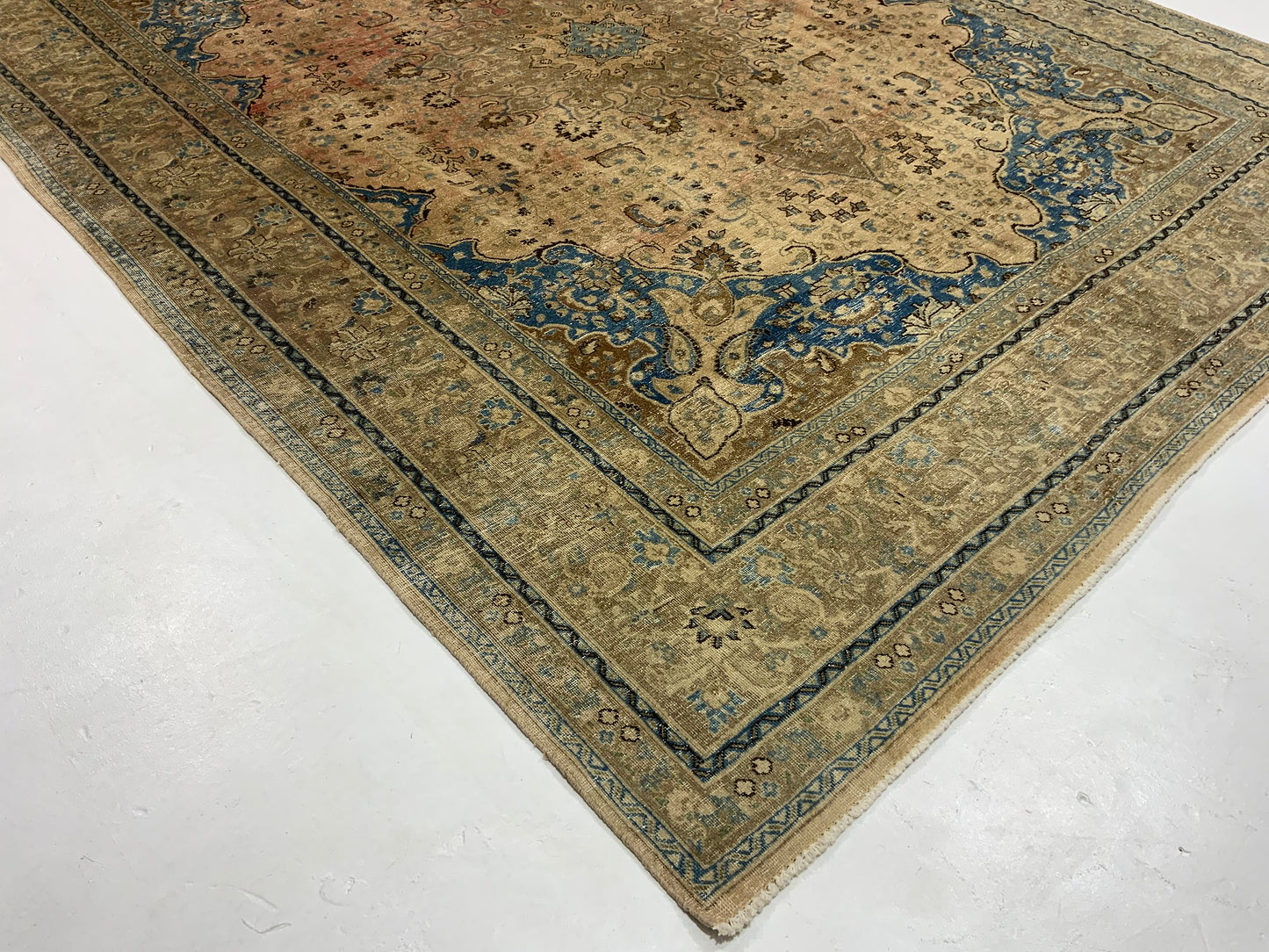 Vintage-Distressed and overdue Persian rug, wool pile, low pile 375x294cm | Rug# 10640A