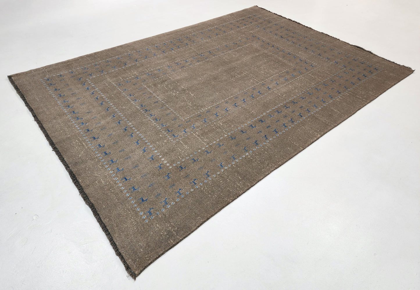 Hand-woven wool and bamboo silk pile Transitional tribal, 301x206cm | Rug# 10654