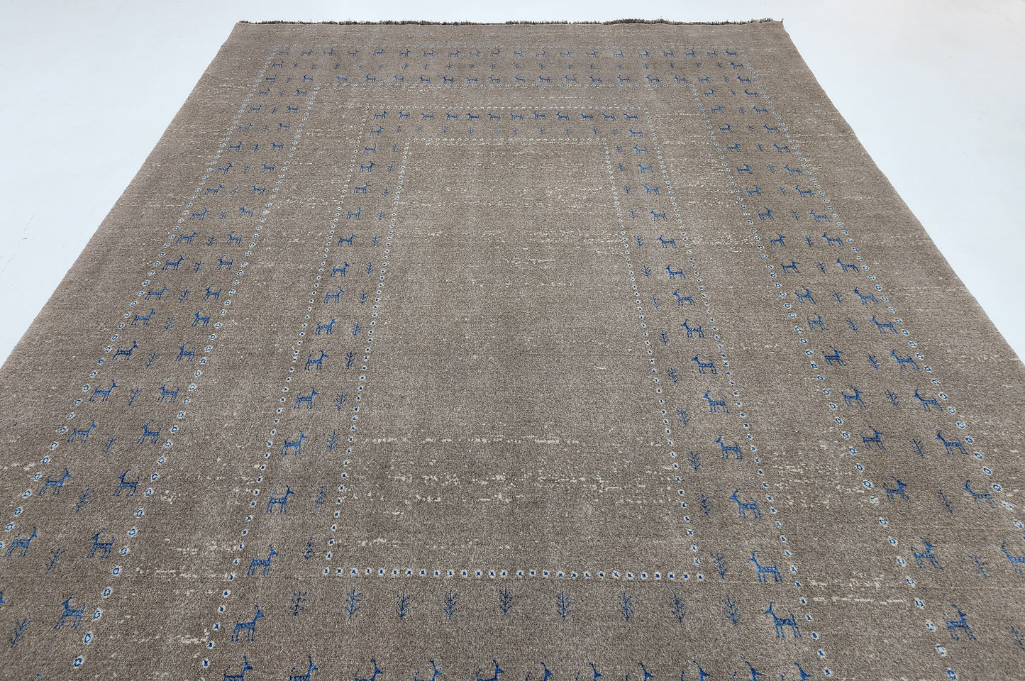 Hand-woven wool and bamboo silk pile Transitional tribal, 301x206cm | Rug# 10654