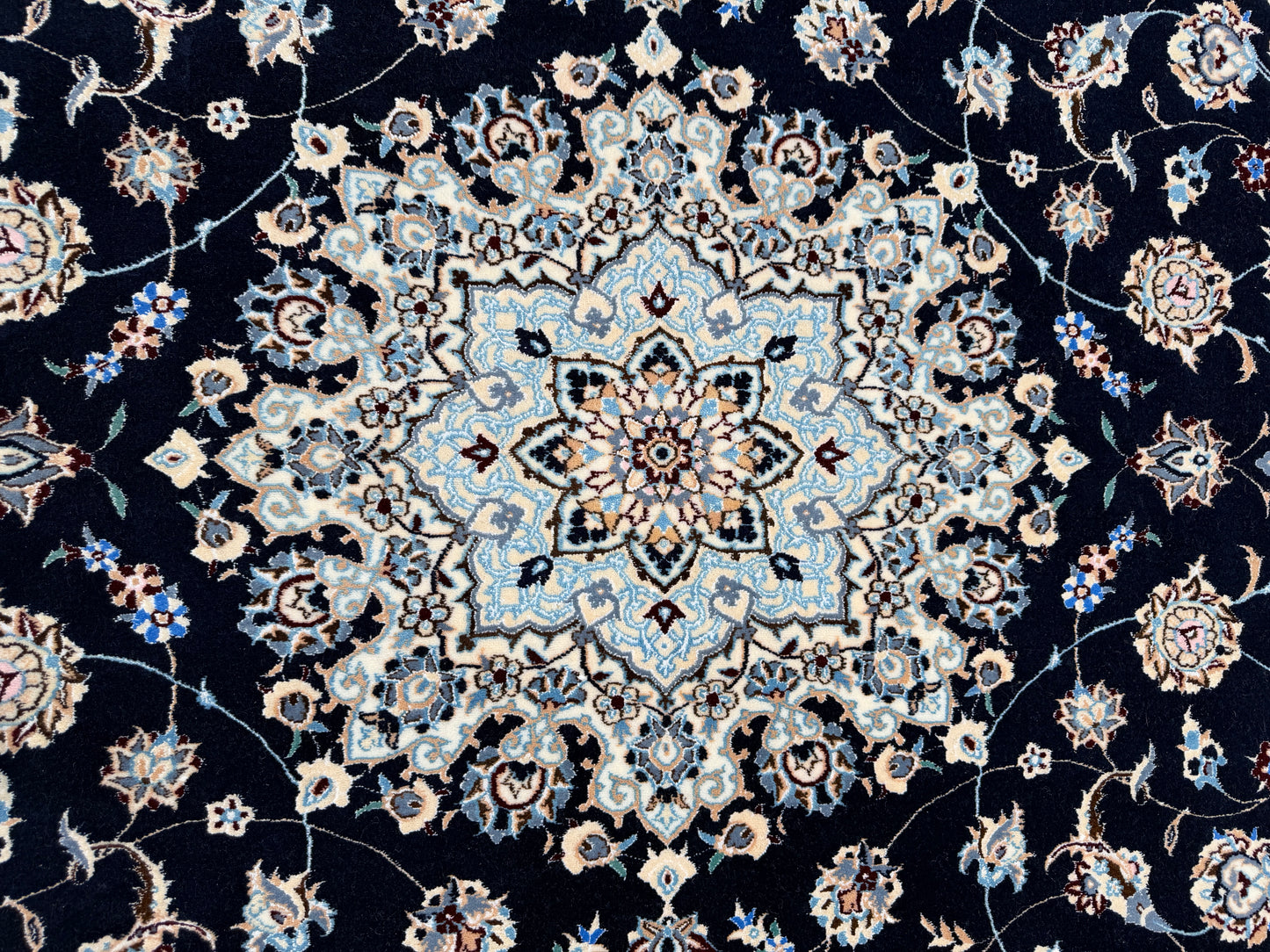 Nain 6LA in Dome design, c.1990, Persia,  240x158cm | Rug# 11011