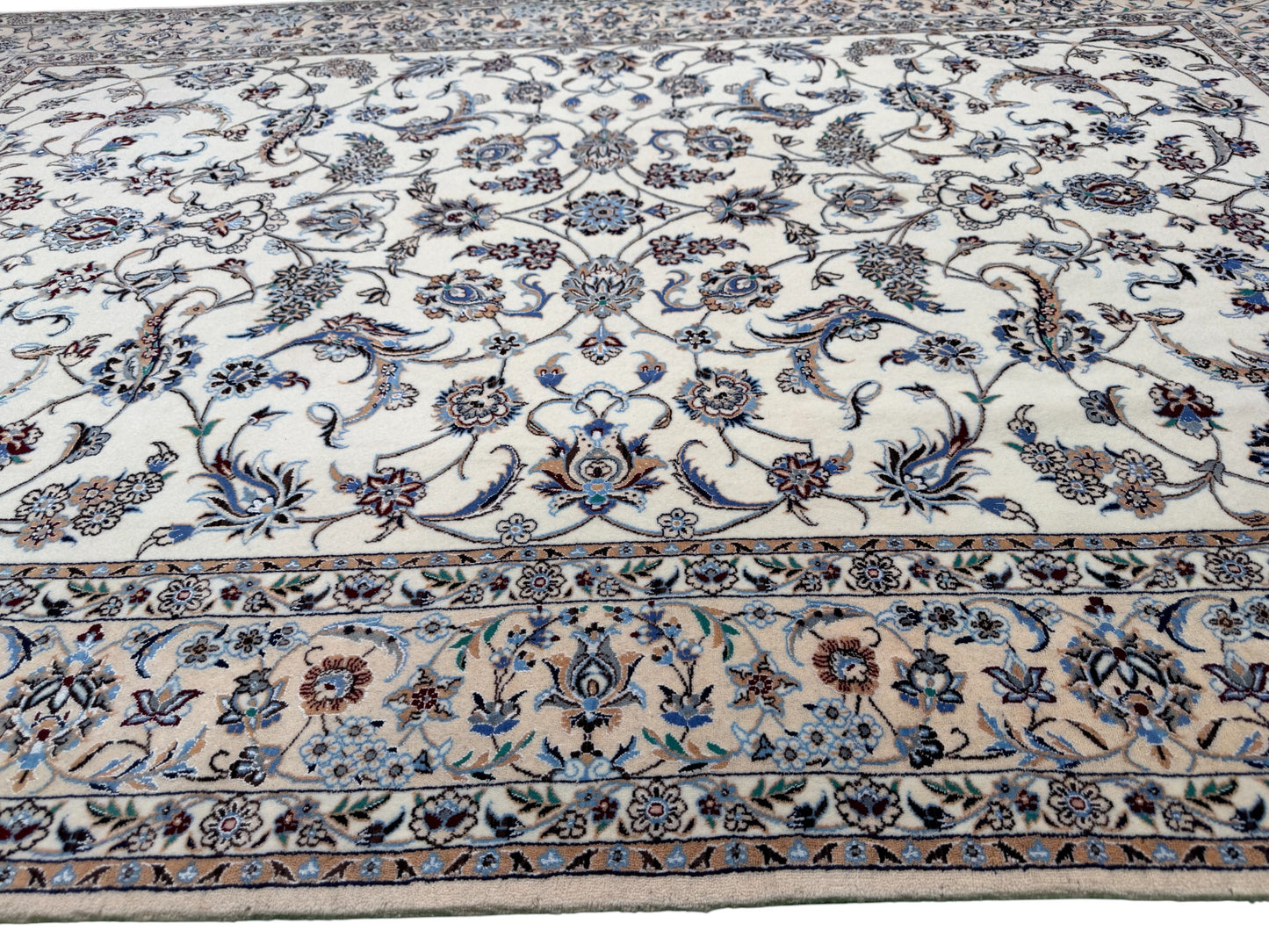 Nain 6LA in allover floral design, c.1990, Persia,  240x160cm | Rug# 11012