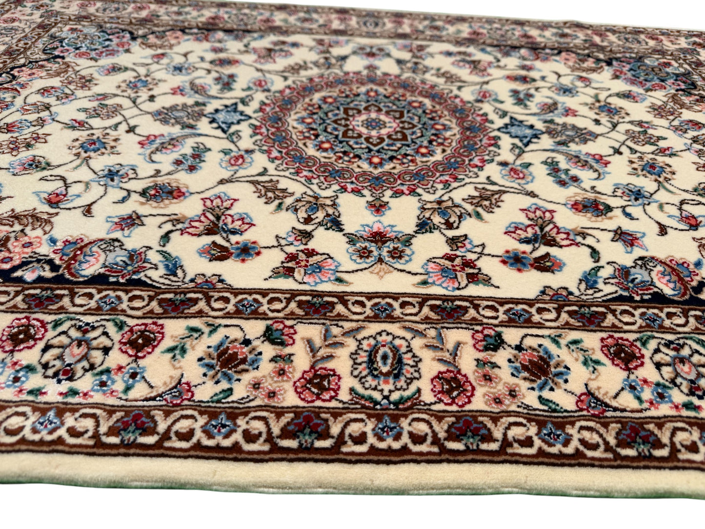 Nain 6LA in allover floral design, c.1990, Persia,  118x80cm | Rug# 11015