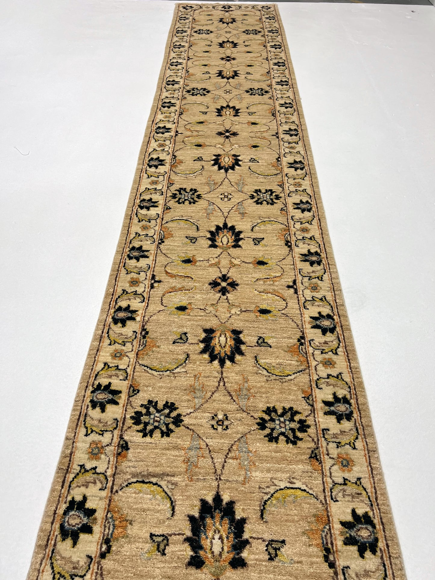 Afghan Chobi 19th-c Sultanabad design, 379x72cm | Rug# 24170