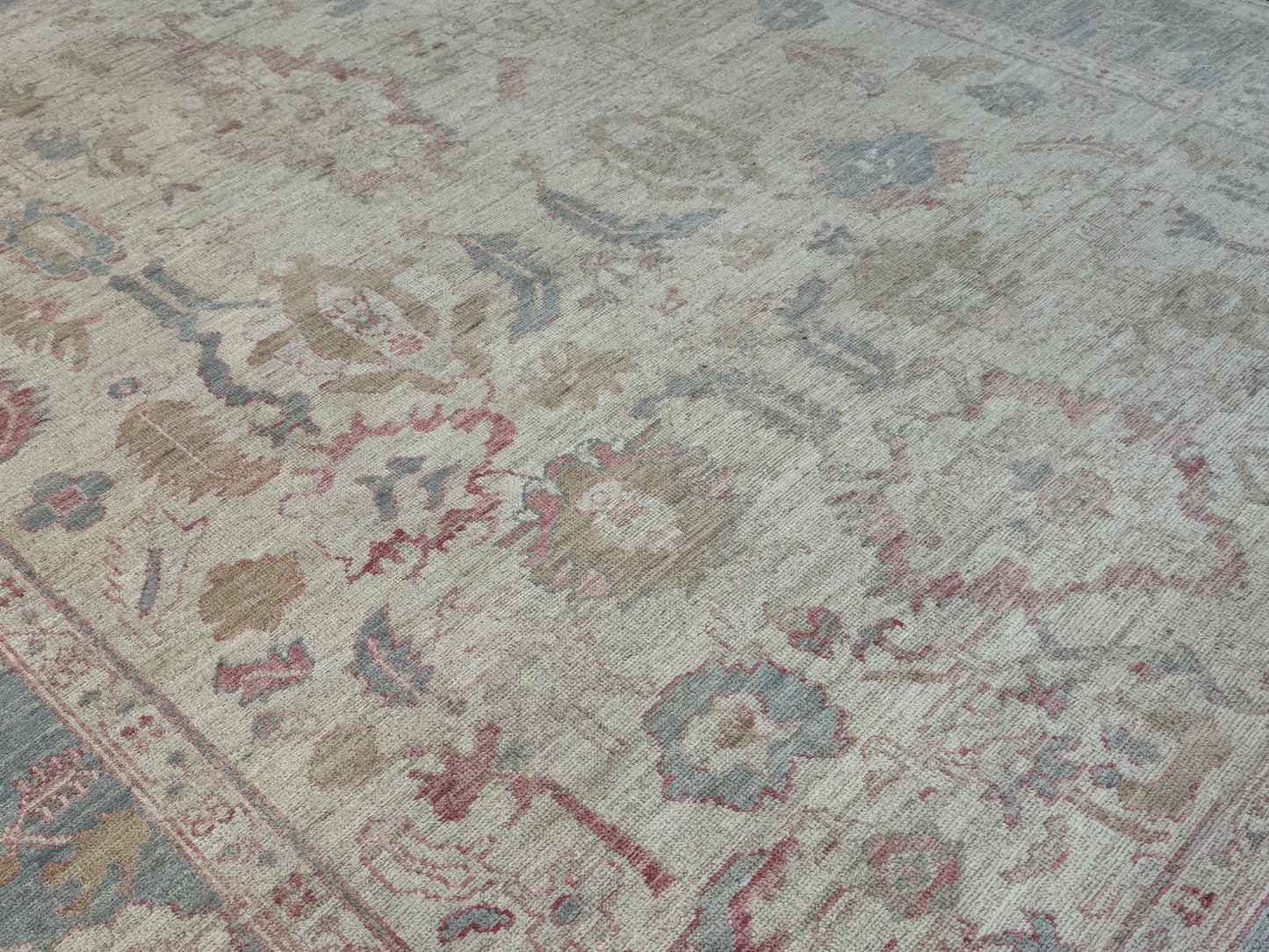 Classic rug in 17th-C Oushak design, organic dyes, 304x242cm | Rug# 26188