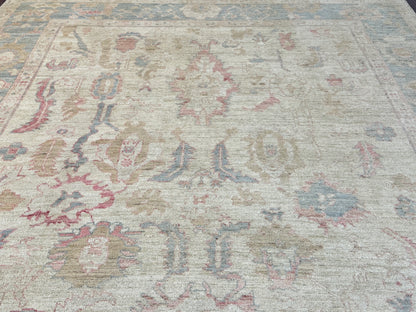 Classic rug in 17th-C Oushak design, organic dyes, 304x242cm | Rug# 26188