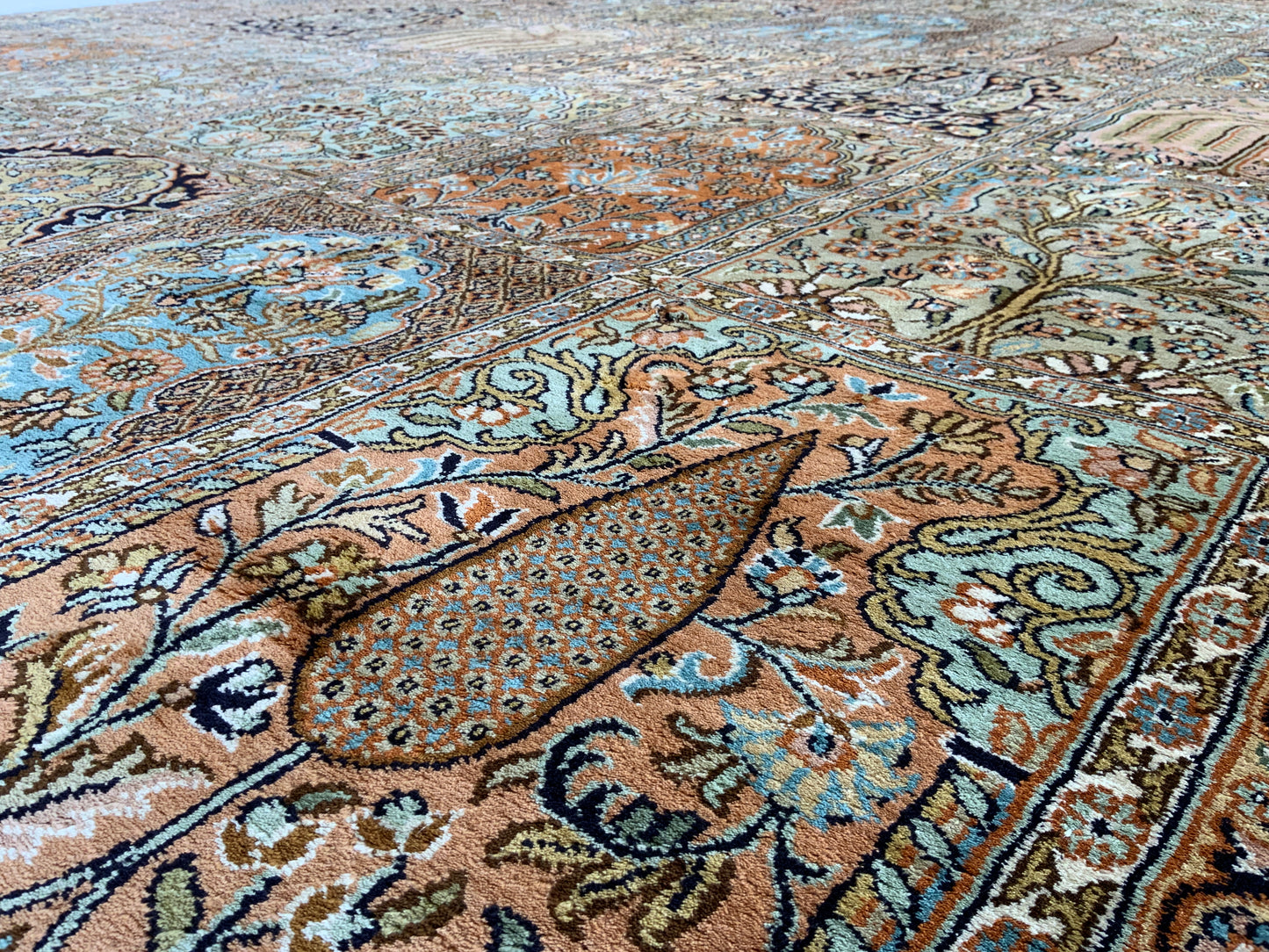Fine Srinagar, 100% silk pile on a cotton warp  316x219 cm | Rug# 31228