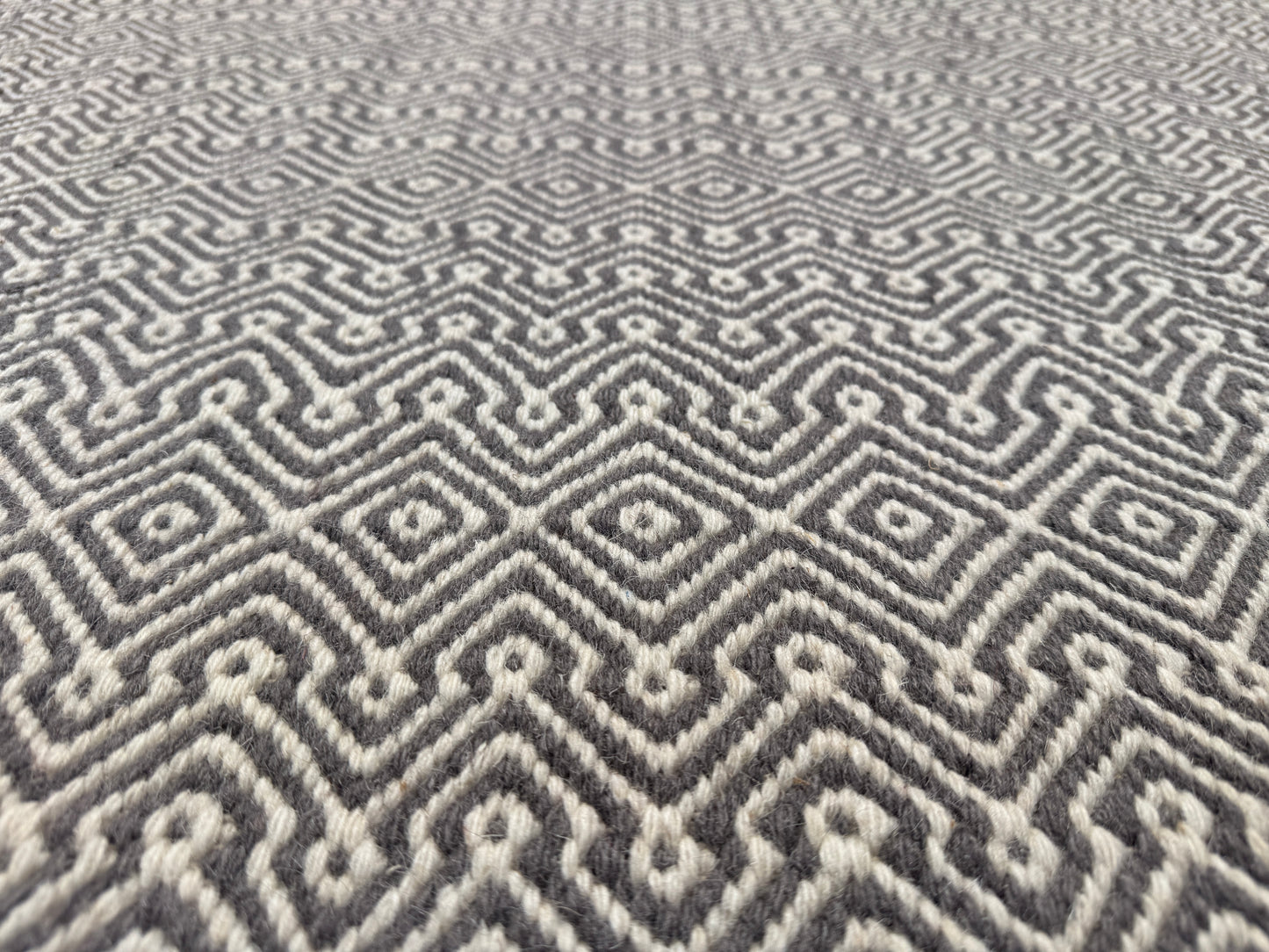 Hand-woven modern Kilim 240x170cm | Rug # 31433