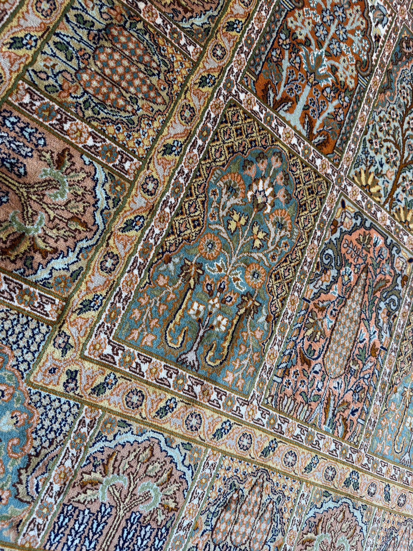 Srinagar silk carpet in 16th century Safavid Garden design 213x155cm | Rug# 31609
