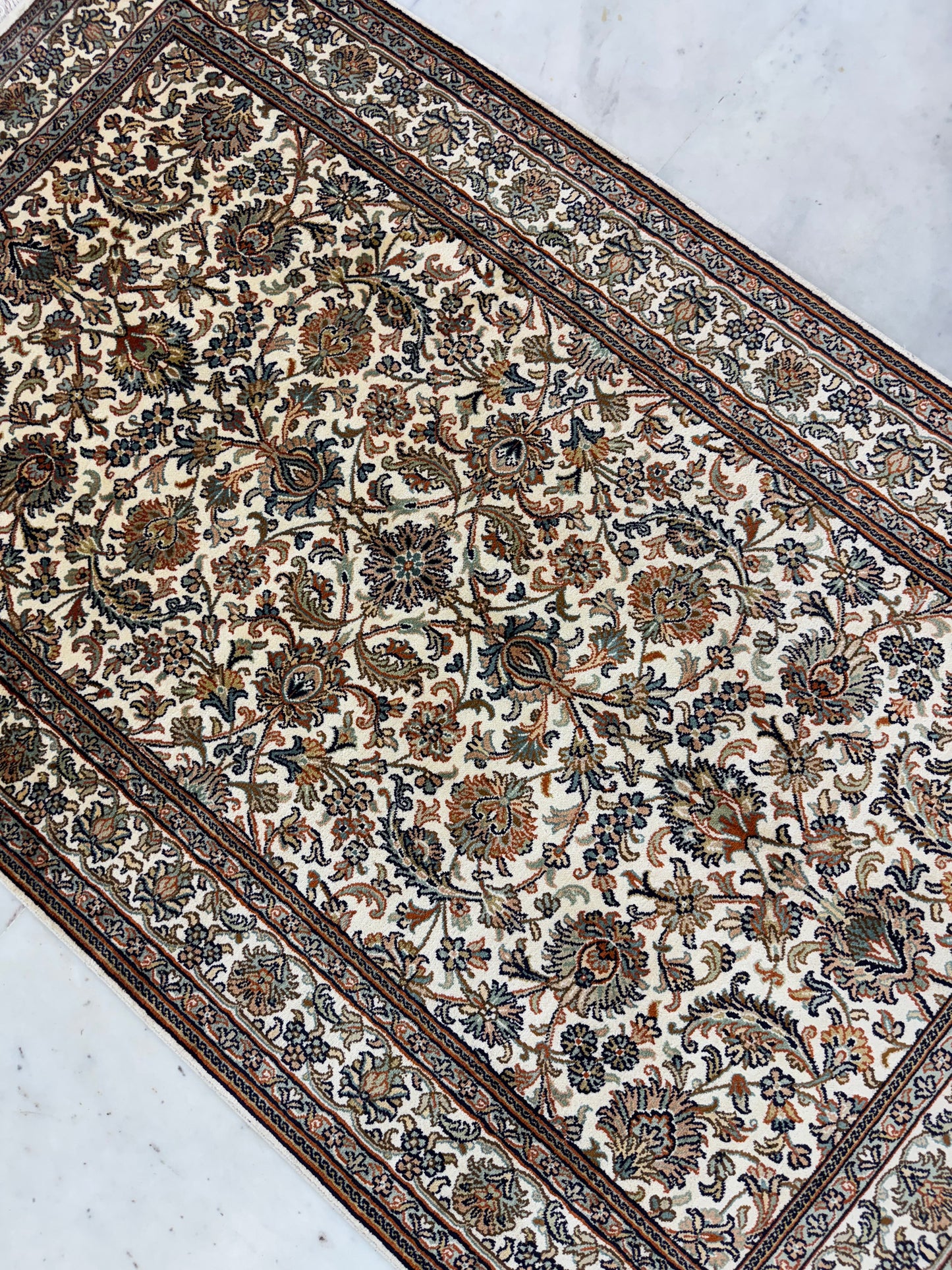 Hand knotted Kashmir pure silk pile rug, 155x94cm | Rug# 32043