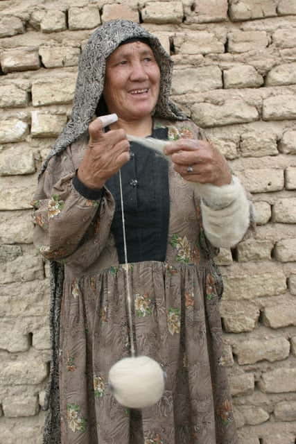 Mr Majid tour to Iran women spinning